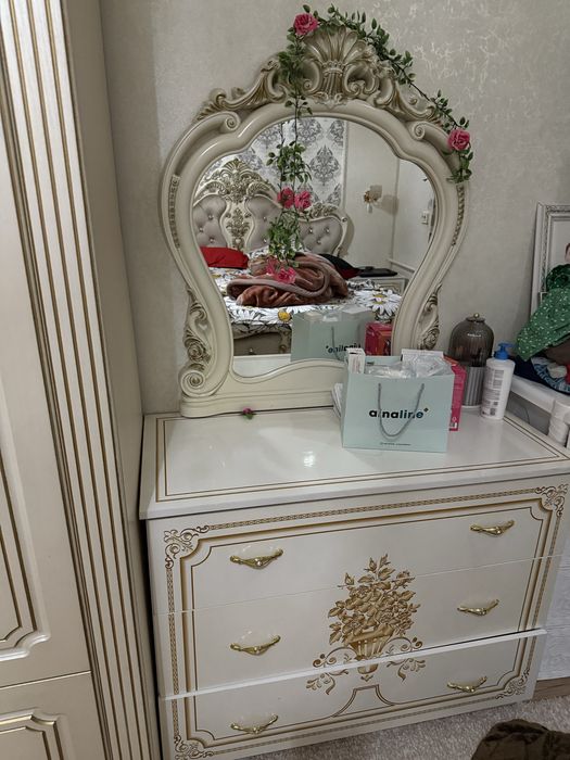 Тумочка с зеркалами продоется в хорошемм состояний !цена 30.000