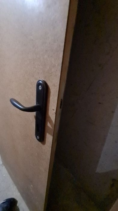 Две врати с каси и брави