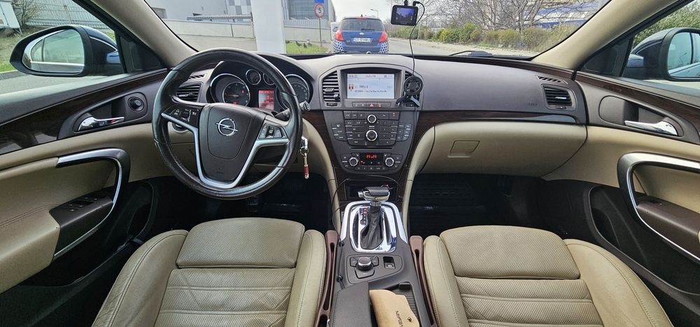 Vând Opel Insignia
