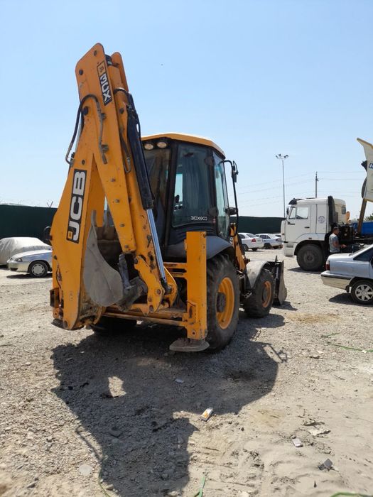Экскаватор погрузчик JCB (Англиский) сотилади