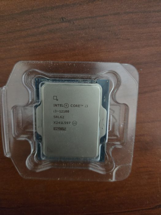 Intel i3 12100 (cu gpu integrat), LGA 1700, stare excelenta