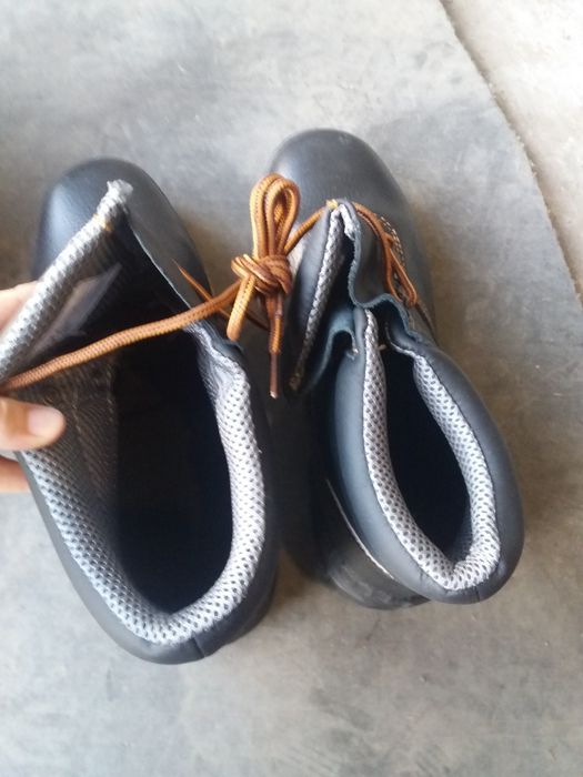 Продам новую спец.обувь