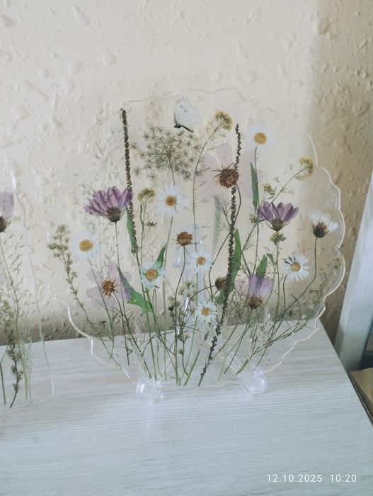 Панно картина из настоящих цветов и эпоксидной смолы с сухоцветами