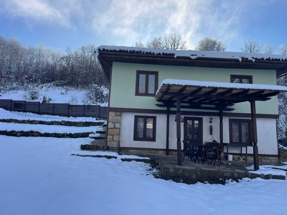 Продавам уютна, напълно реновирана и обзаведена къща в Еленския балкан - с.Палици , в близост до язовир