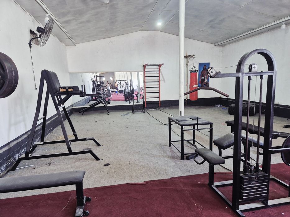 Hamma narsasi bilan. Oynalari barlari ventilyatorlari . Gilamlar daroj