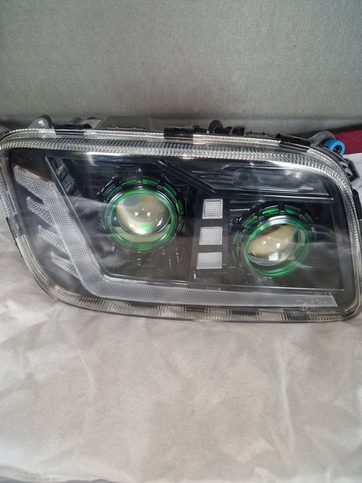 Фары на мерседес  актрос