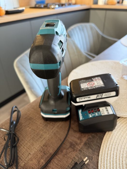 Vand Makita ingaurit si insurubat DF488D