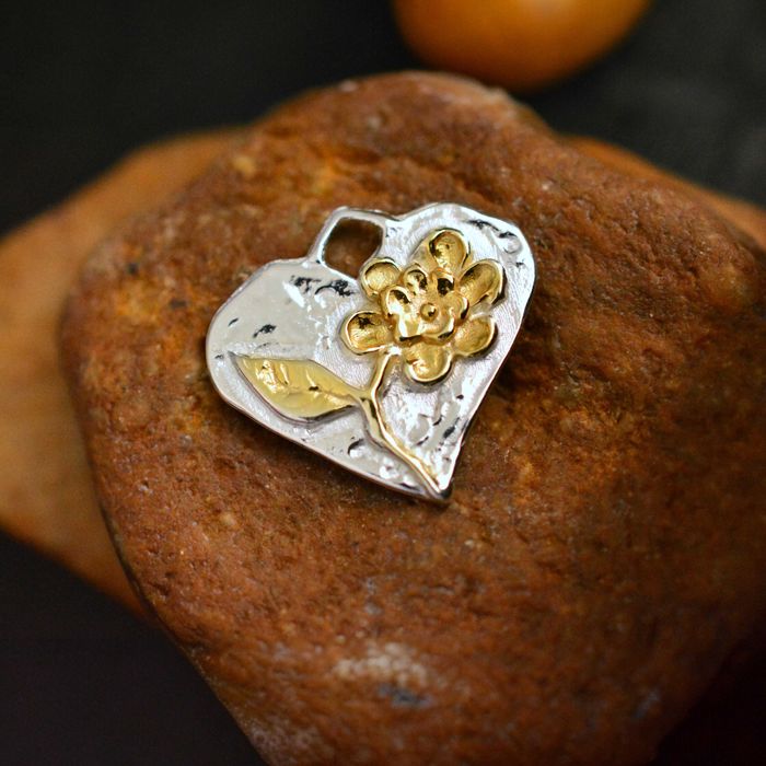Талисман за любов и надеждност – сребърен медальон 925 сърце с цвете.