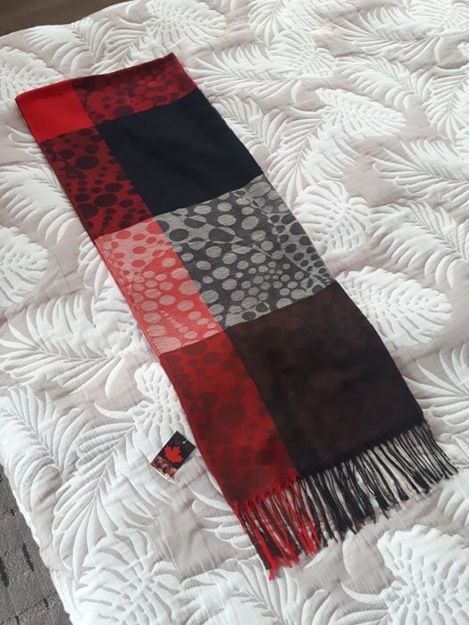 НОВ Канадски шал с етикет