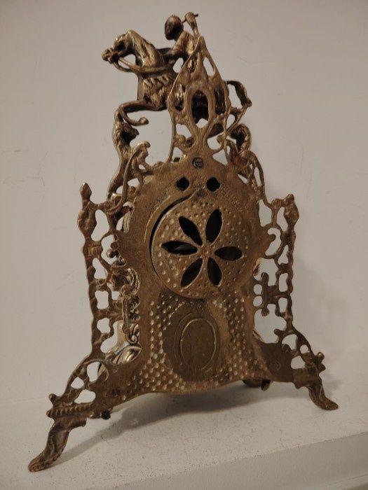 Superba garnitura de semineu din bronz masiv Baroc ,piese cu o lucrătură de o foarte mare finețe ,mecanism ceas Quartz funcțional,h 44 cm h ceas