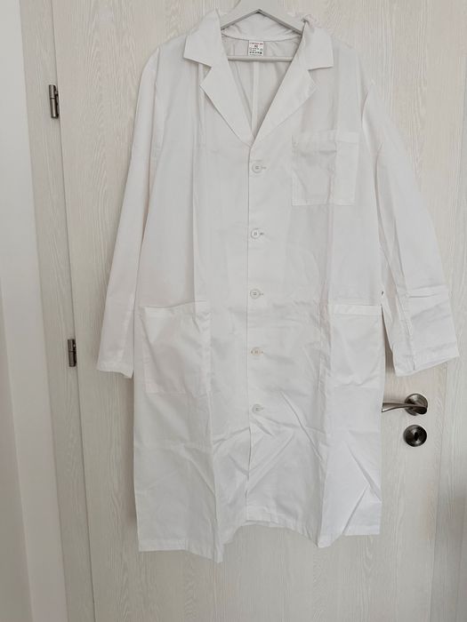 Медицинска бяла престилка