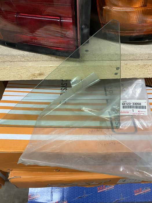 Заднее стекло в  форточку камри 30-35