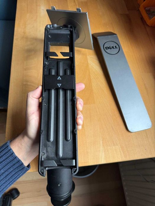 Suport suspendat cu menghina pentru monitoare Dell