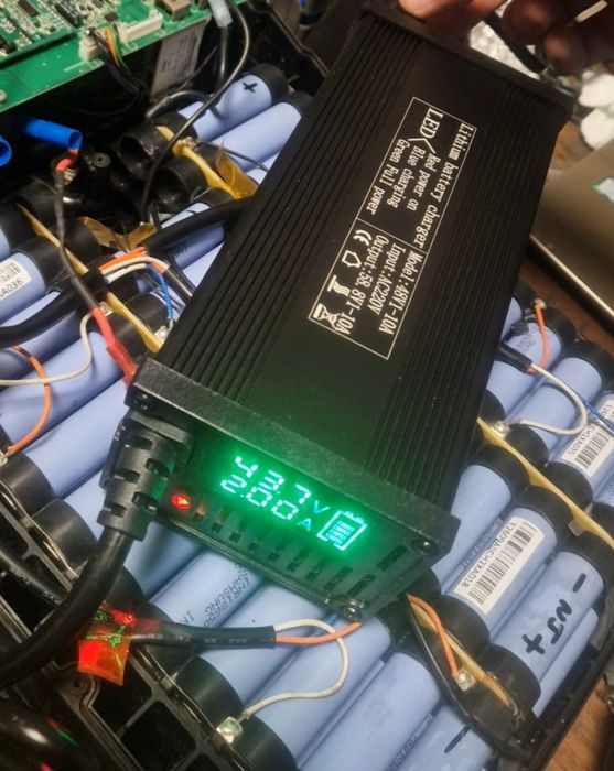 Încărcător pentru baterii lithium 58.8 v (14s) cu reglaj de amperaj