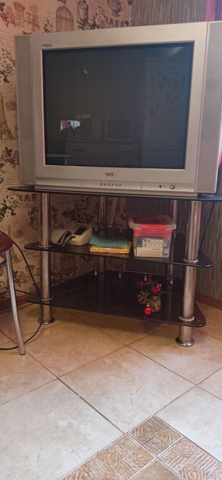Продам телевизор со стеклянной тумбой