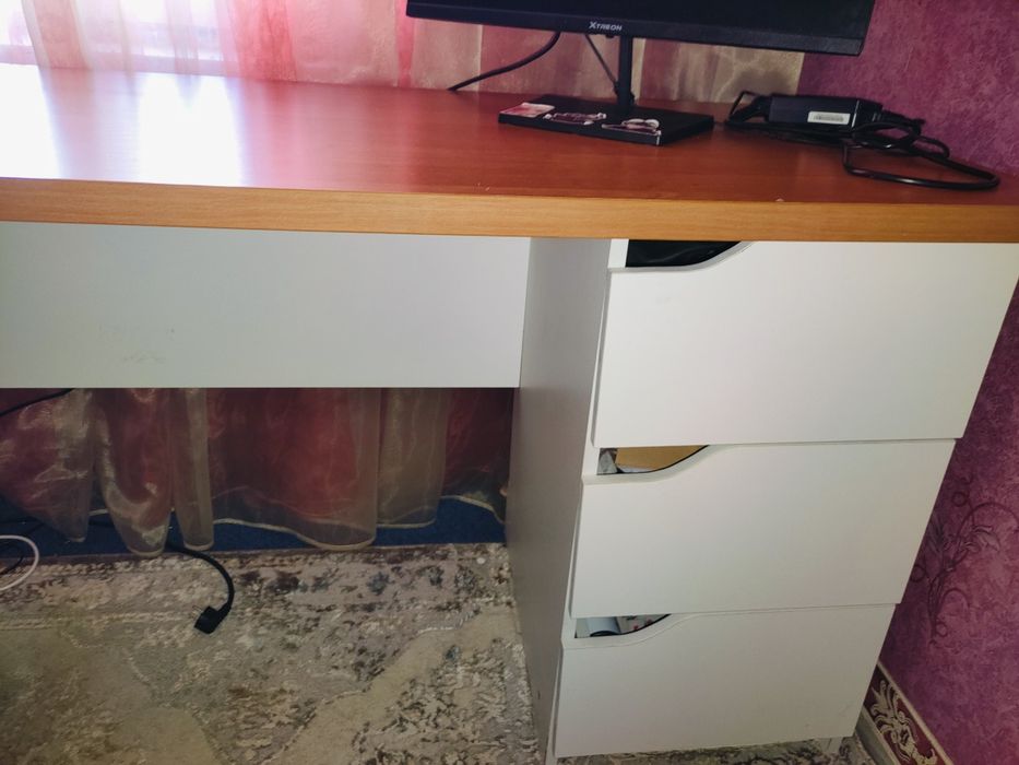 Продается стол тумбовый