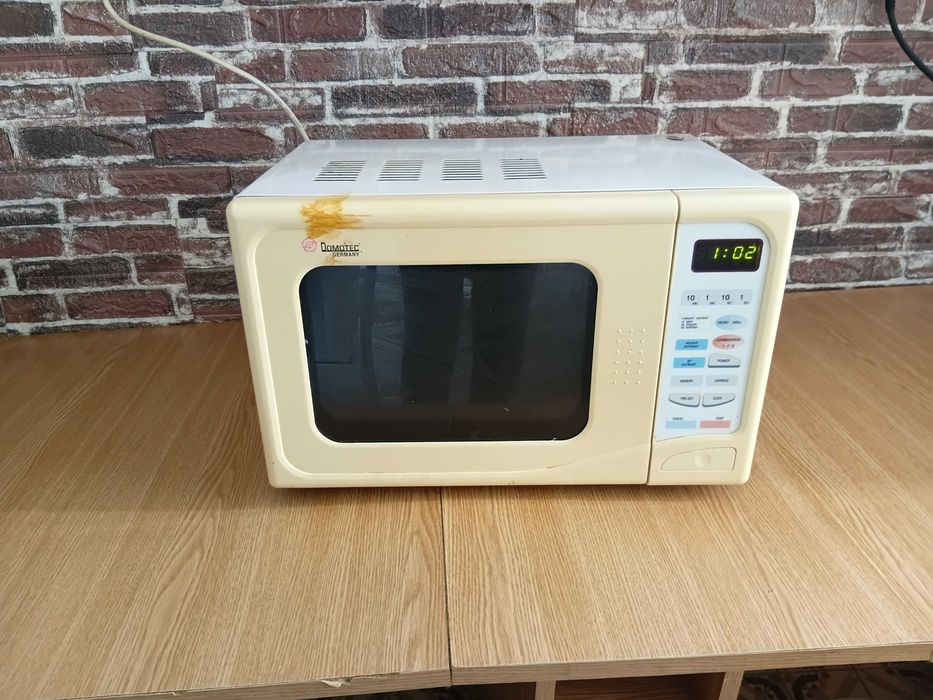 Cuptor cu microunde vechi functional