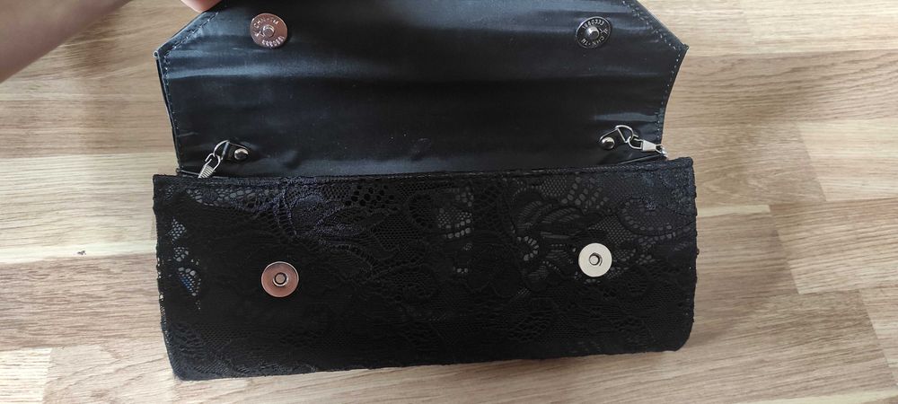 Елегантна, черна  чанта с дантела и черен лак