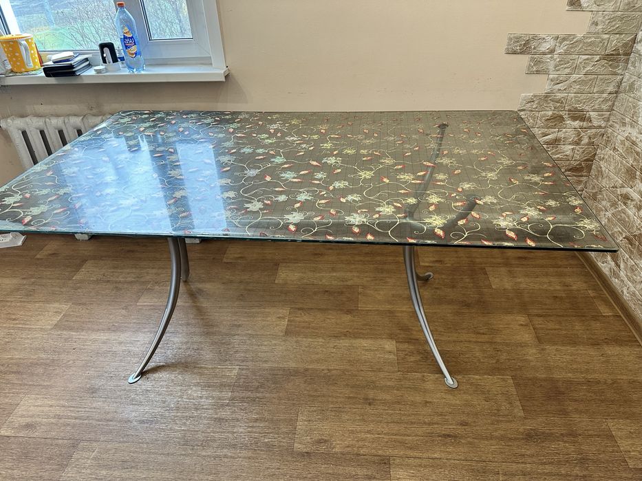 Стол кухоный стекляный