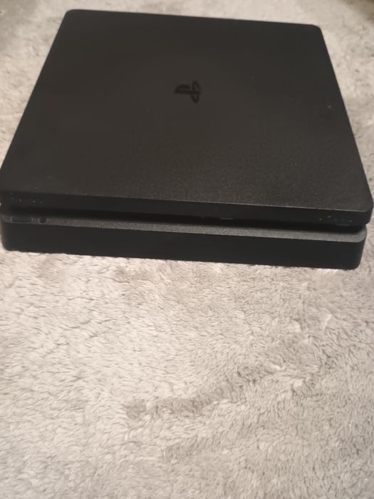 Конзола PS4. В добто състояние