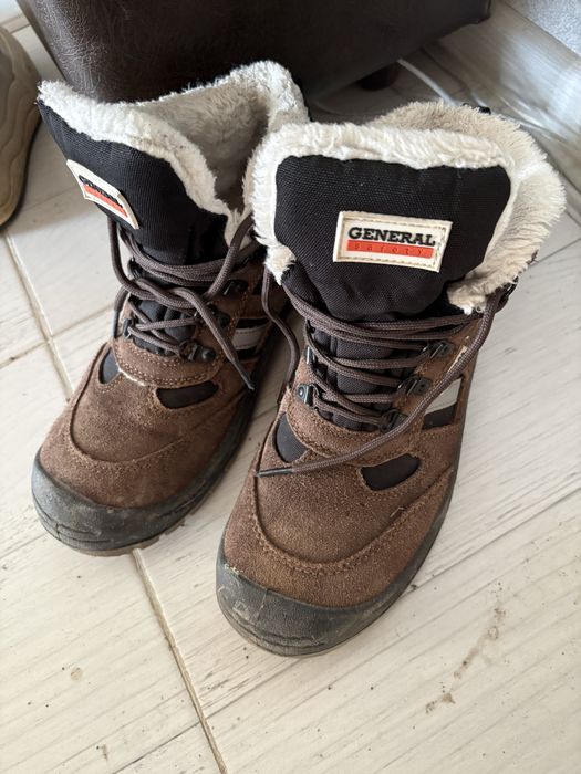 Продам спецботинку