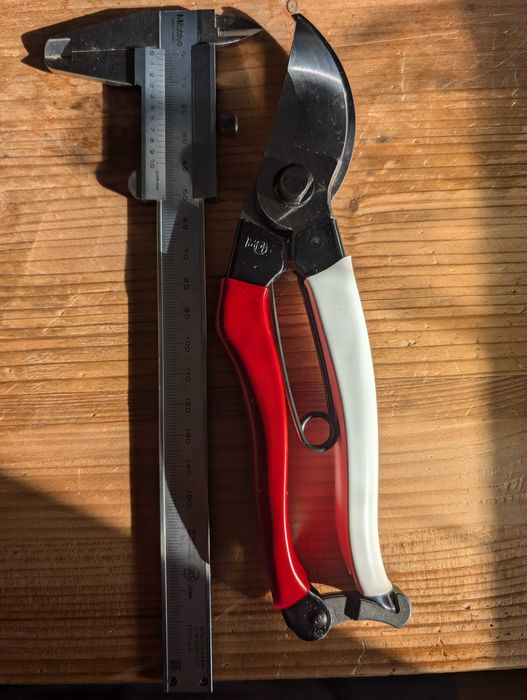 Foarfeca de vie Okatsune 103 si piatra de ascutit Okatsune 41