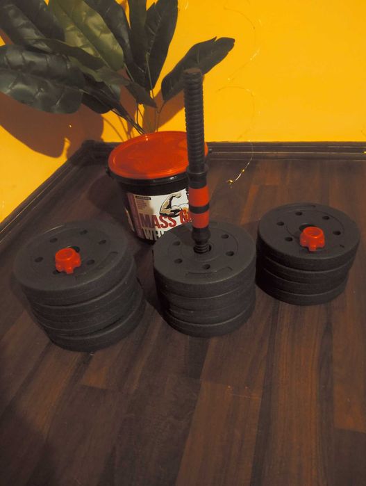 Ganteră de o mână și găleată proteine