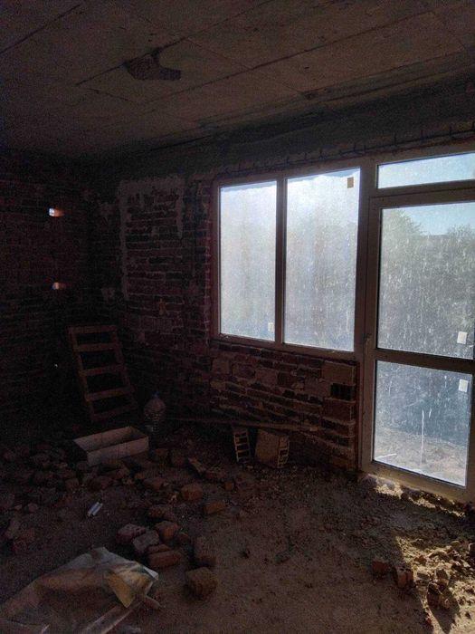 Просторна триетажна къща