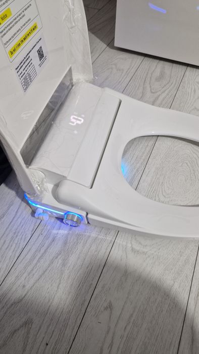 Capac wc inteligent cu bideu si telecomandă.