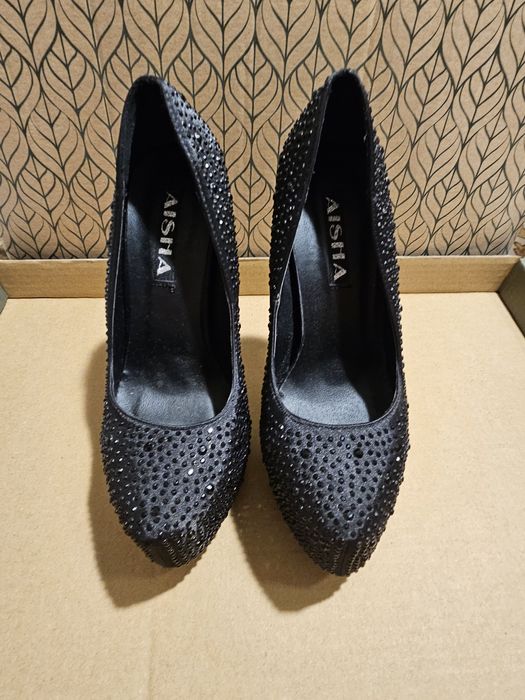 Високи затворени обувки с камъни