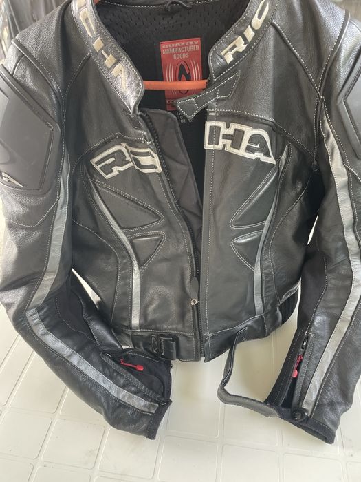 Se vinde costum piele motociclist marimea 52