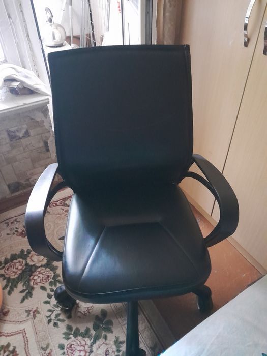Продам кожаное кресло офисная.