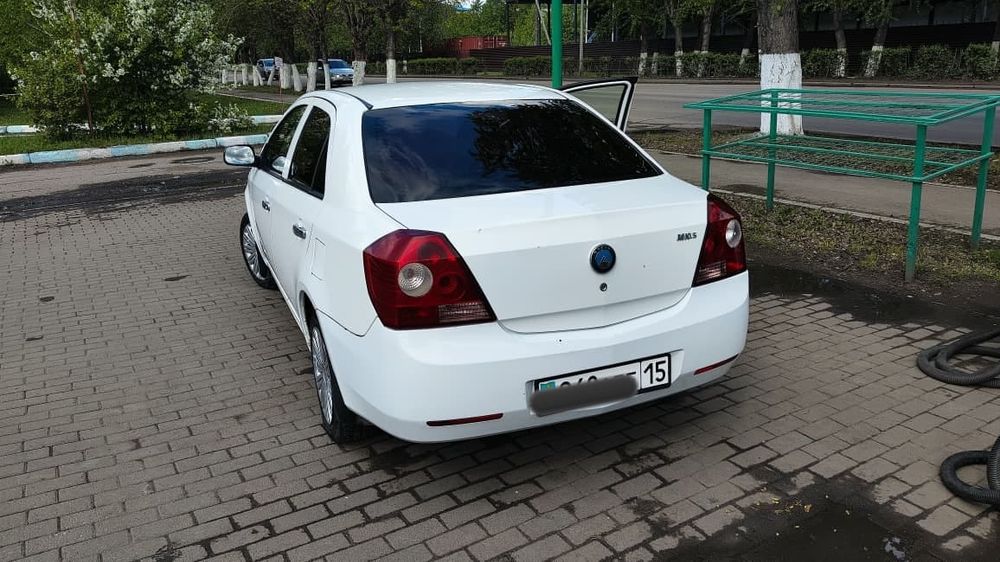 Автомобиль седан