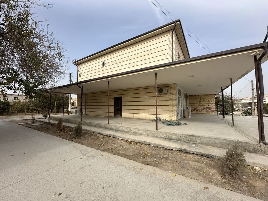 Уйлар сотилади 2-каватли нотурар ва орасилан эшик очилган 5-хонали уй