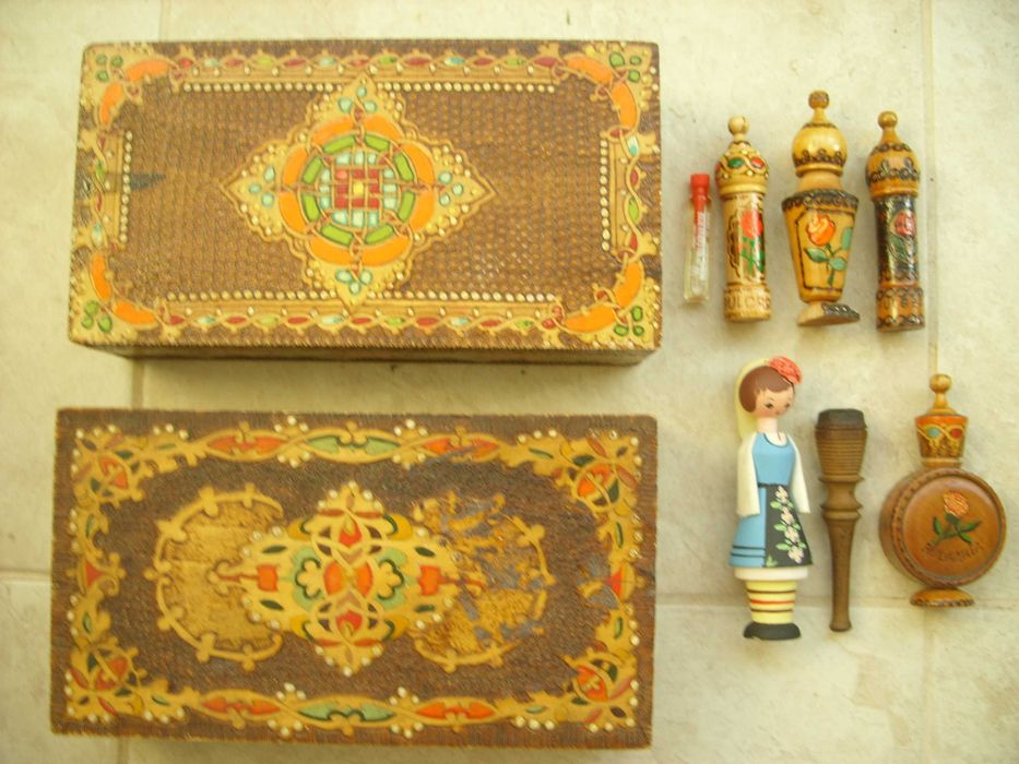 Стари дървени кутии и мускалчета роза