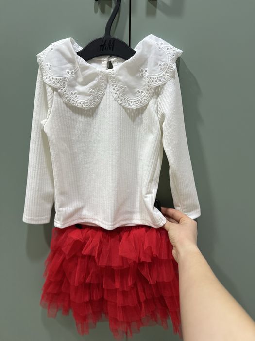 Бяла блуза, червена пола, червени обувки 3-4г