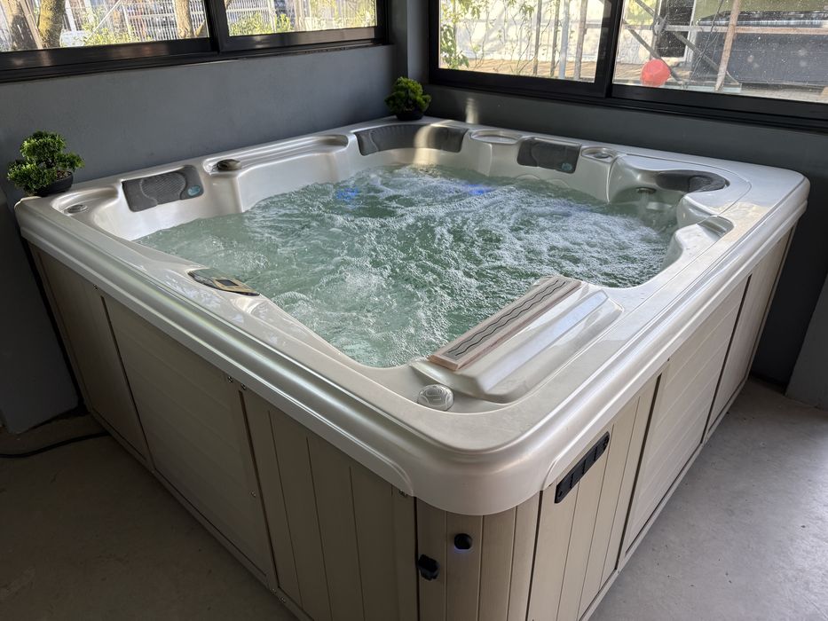 Jacuzzi piscină cu hidromasaj Artesian spa ciubar