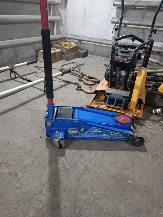 Продам домкрат 3 тонны