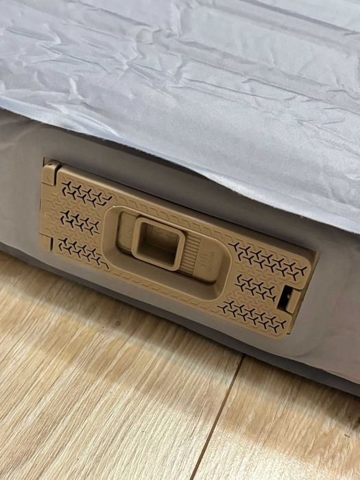 Saltea autogonflabila, cu spuma, pompa cu acumulator integrata, noua