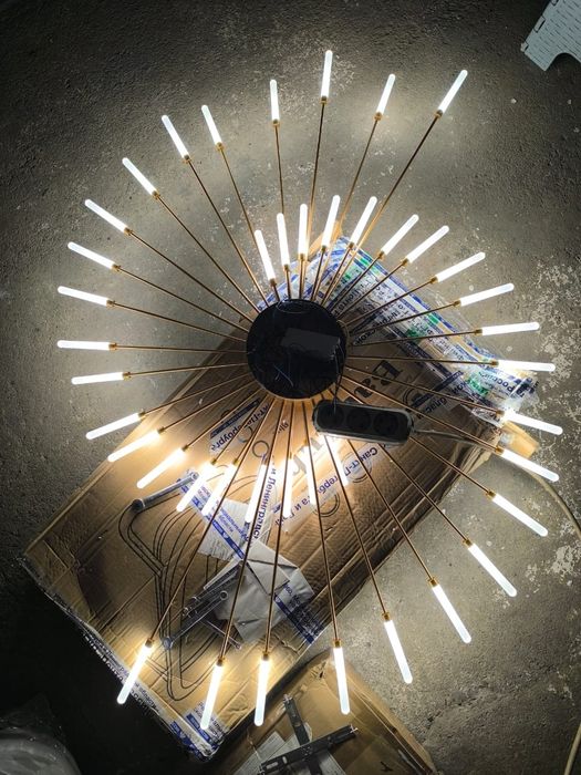 Люстры, светильники.