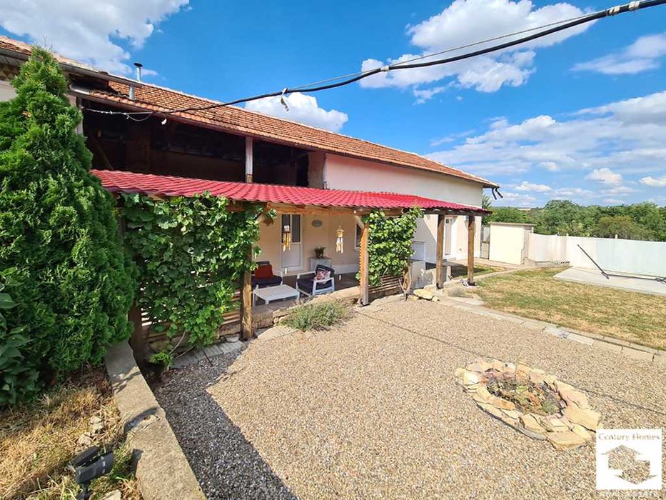 145304 Очарователна двуетажна къща с голям двор в с. Страхилово