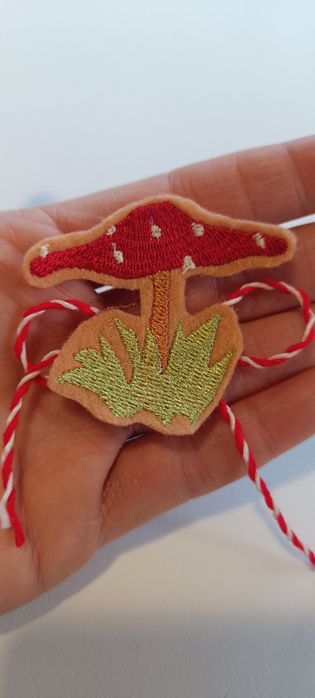 Мартеници -брошка