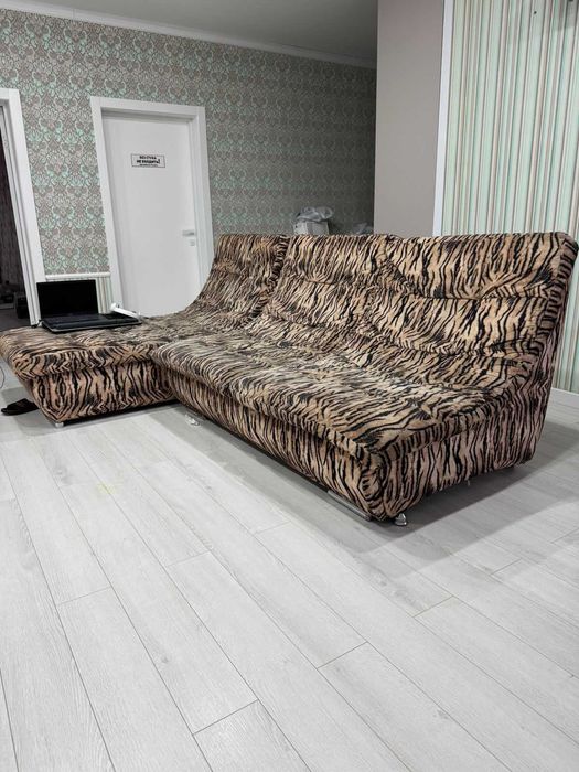 Продам диван с креслом и пуфиком