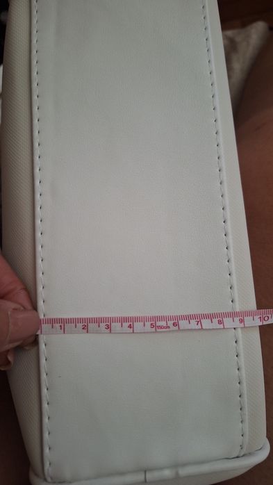 Дамска чанта,бяла,намалена на 15 €