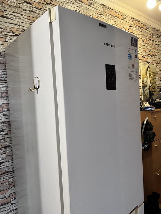 Холодильник Samsung