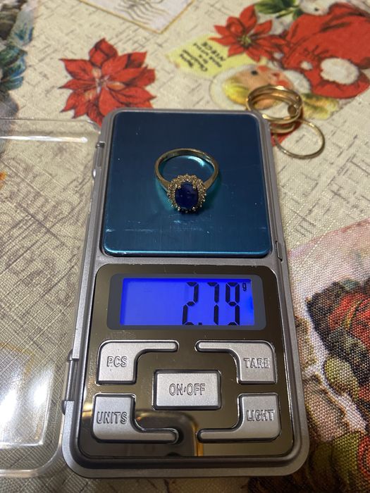 Златен пръстен със сапфир