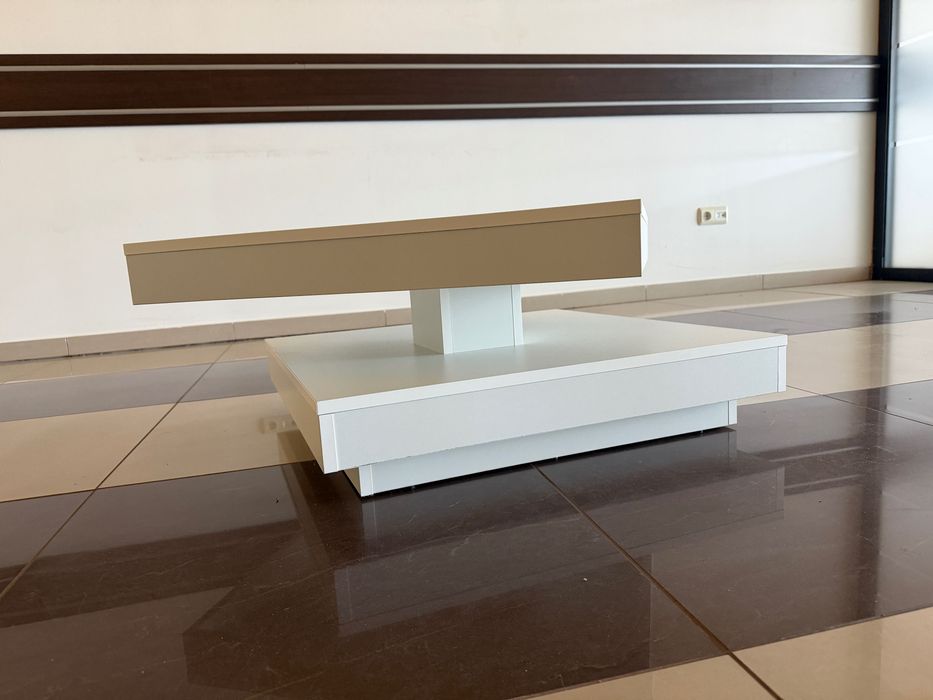 Въртяща бяла холна маса