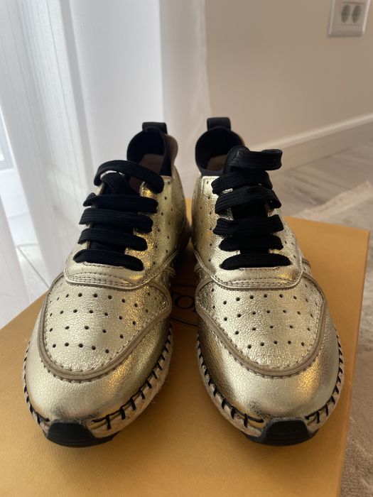 Vând papuci aurii Tod’s, marimea 34,5 NOI cu eticheta si cutie proprie