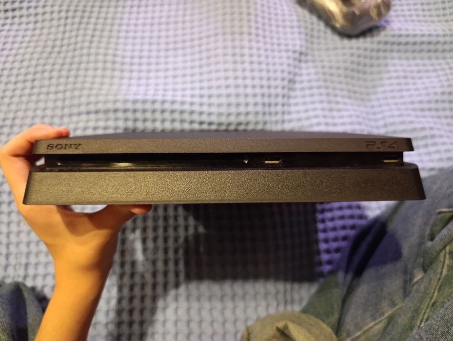 Продам Playstation 4