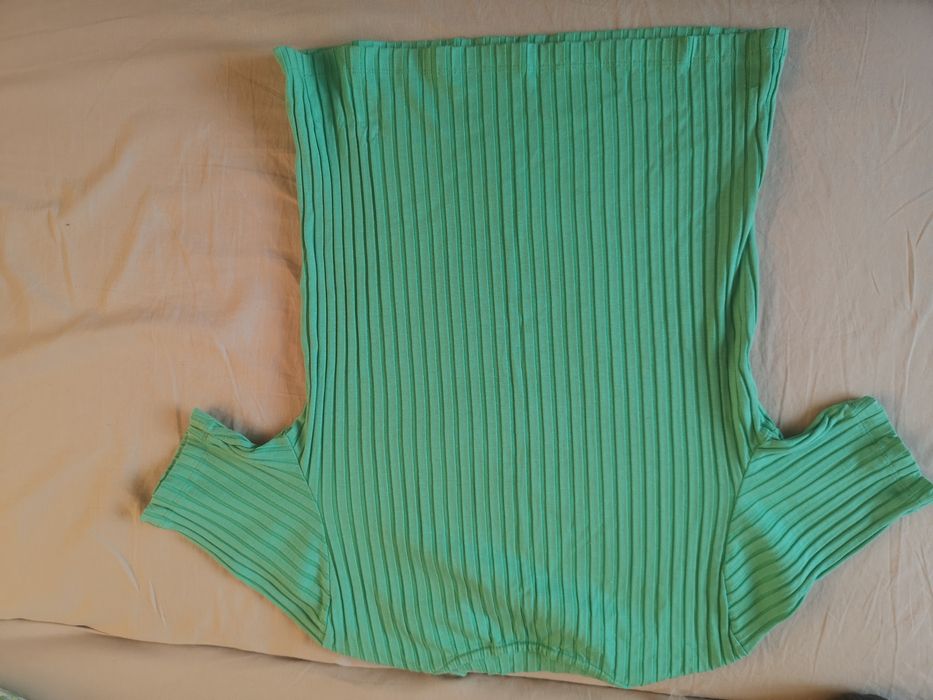 Calvin Klein зелена тениска с леки следи от употреба